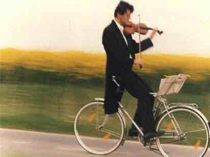 Fahrrad fahren mit Geige 